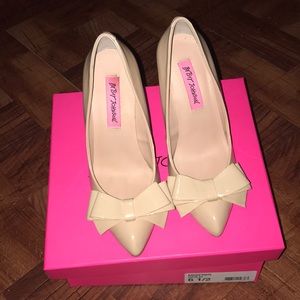 Betsey Johnson nude pumps with bow!